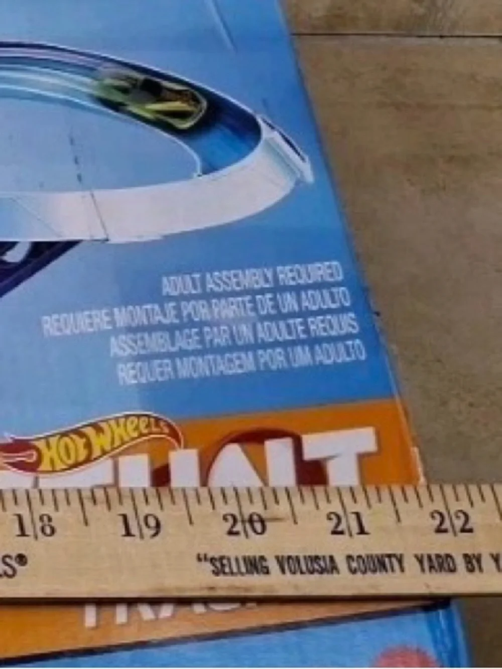 Hot Wheels Stunt Tracks Mid-Air Crash Playset with 1:64 Scale Die-Cast Toy